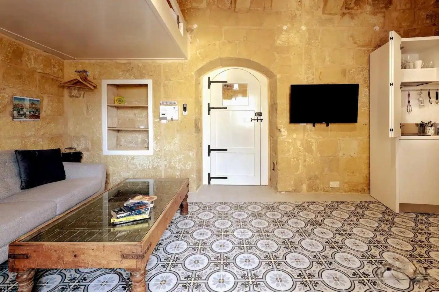 Historic Hideaways - 900 Year Old Converted Studios วิกตอเรีย ภายนอก รูปภาพ
