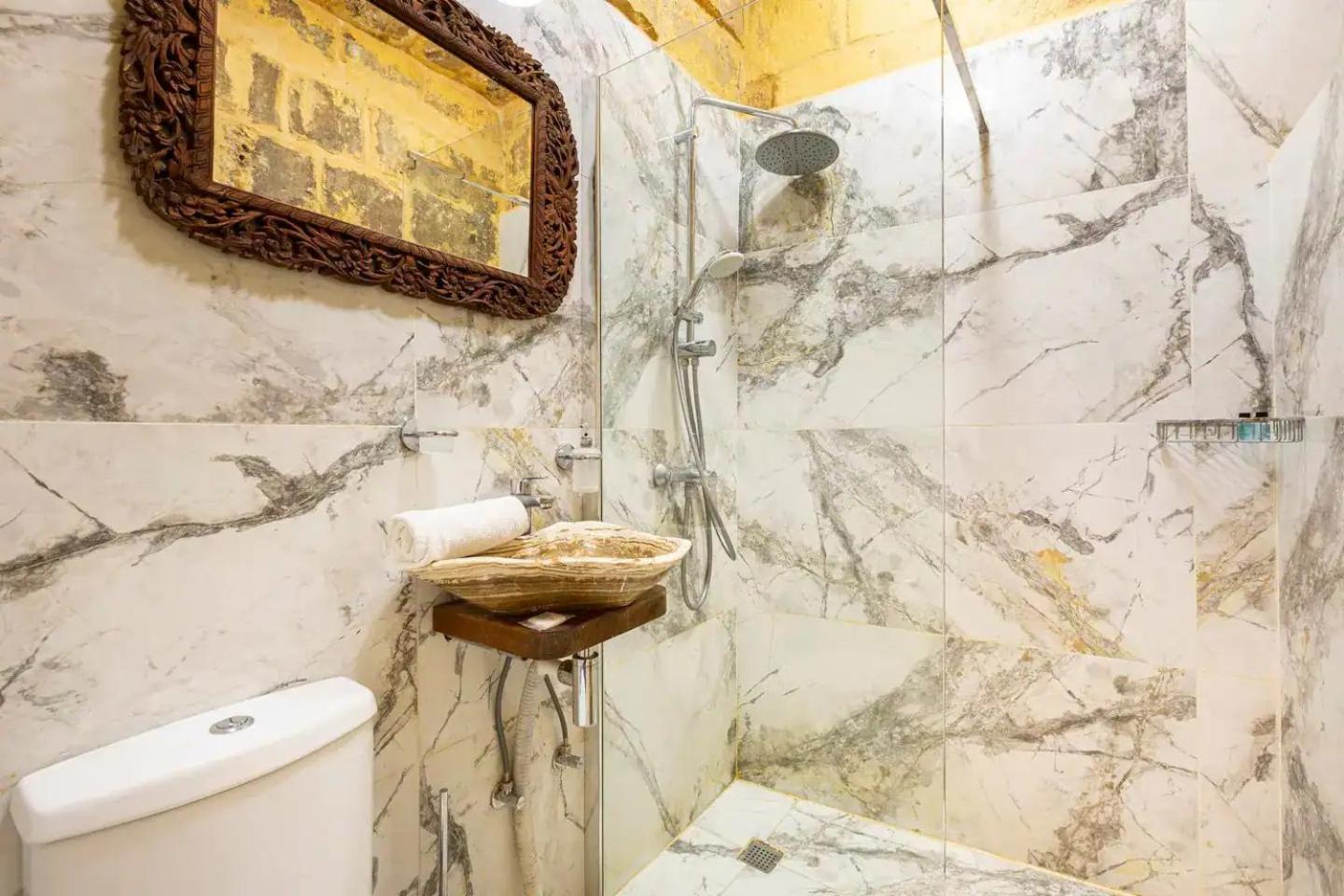 Historic Hideaways - 900 Year Old Converted Studios วิกตอเรีย ภายนอก รูปภาพ