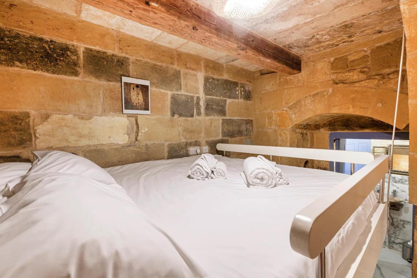 Historic Hideaways - 900 Year Old Converted Studios วิกตอเรีย ภายนอก รูปภาพ