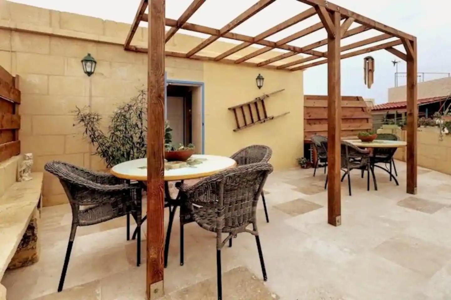 Historic Hideaways - 900 Year Old Converted Studios วิกตอเรีย ภายนอก รูปภาพ