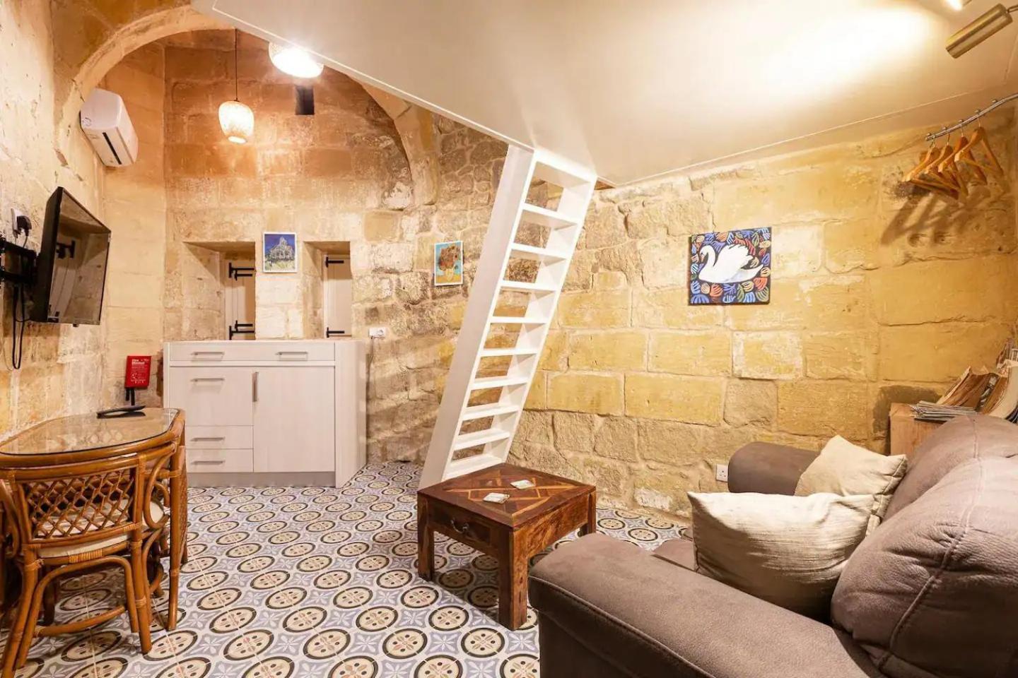 Historic Hideaways - 900 Year Old Converted Studios วิกตอเรีย ภายนอก รูปภาพ
