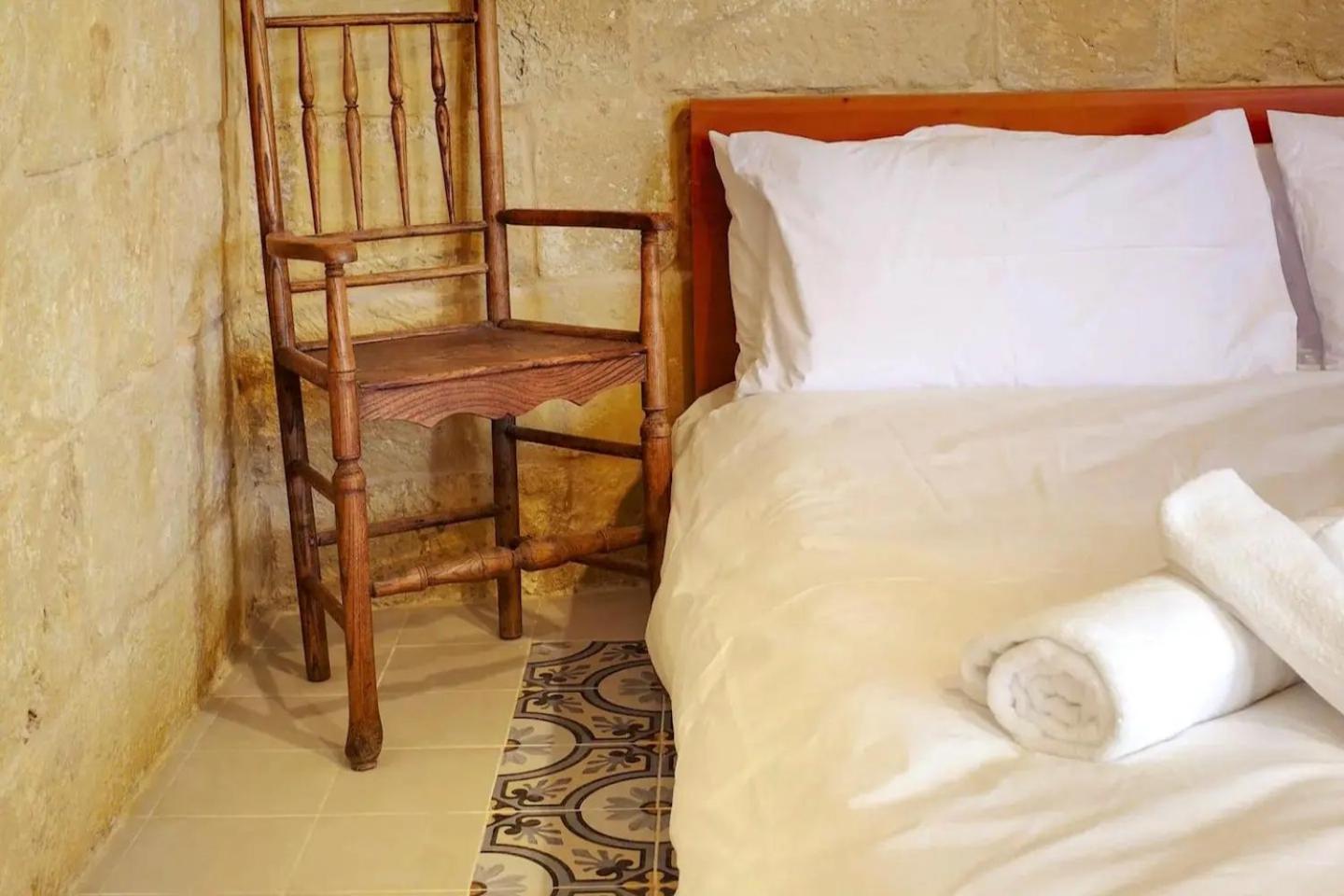 Historic Hideaways - 900 Year Old Converted Studios วิกตอเรีย ภายนอก รูปภาพ