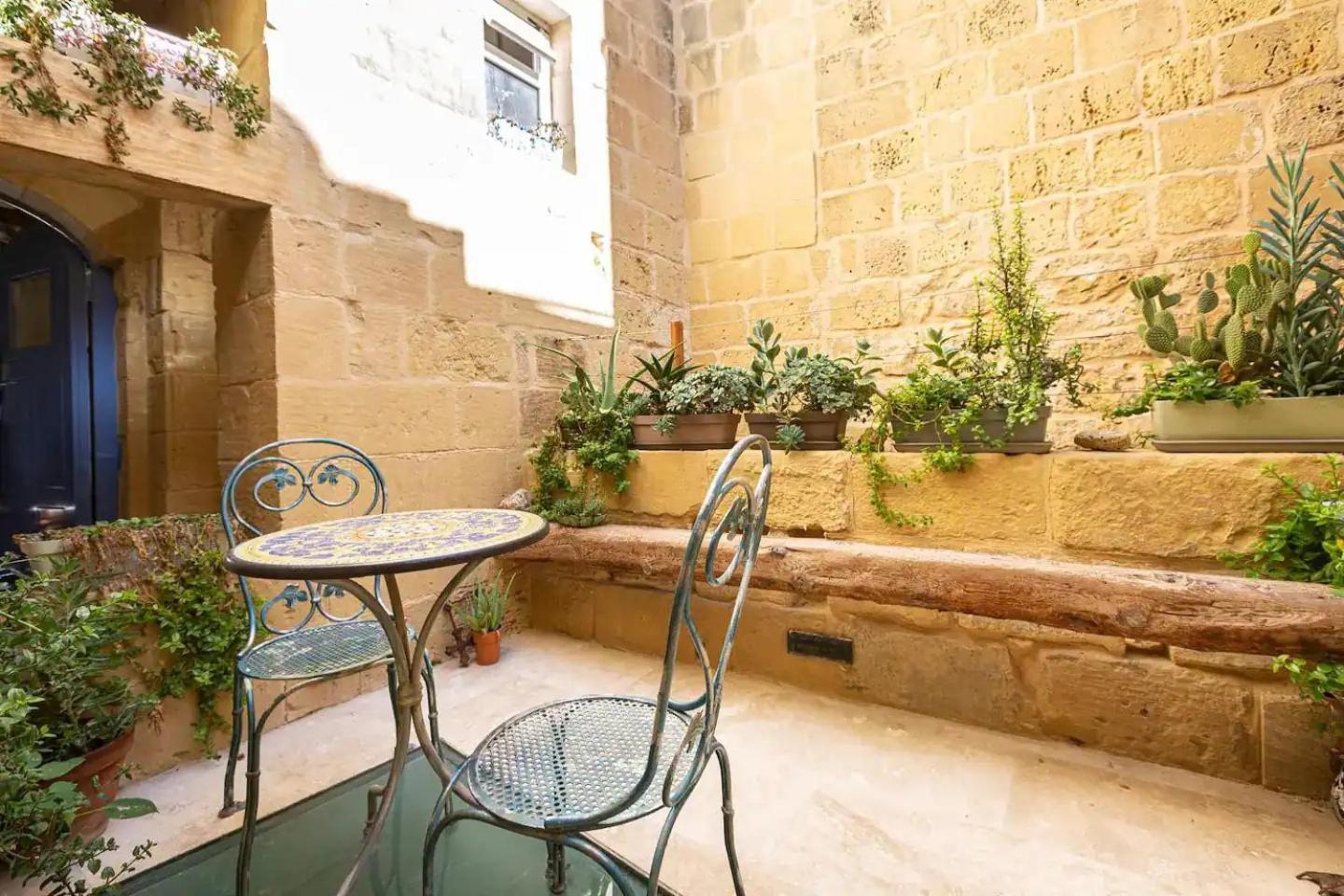 Historic Hideaways - 900 Year Old Converted Studios วิกตอเรีย ภายนอก รูปภาพ