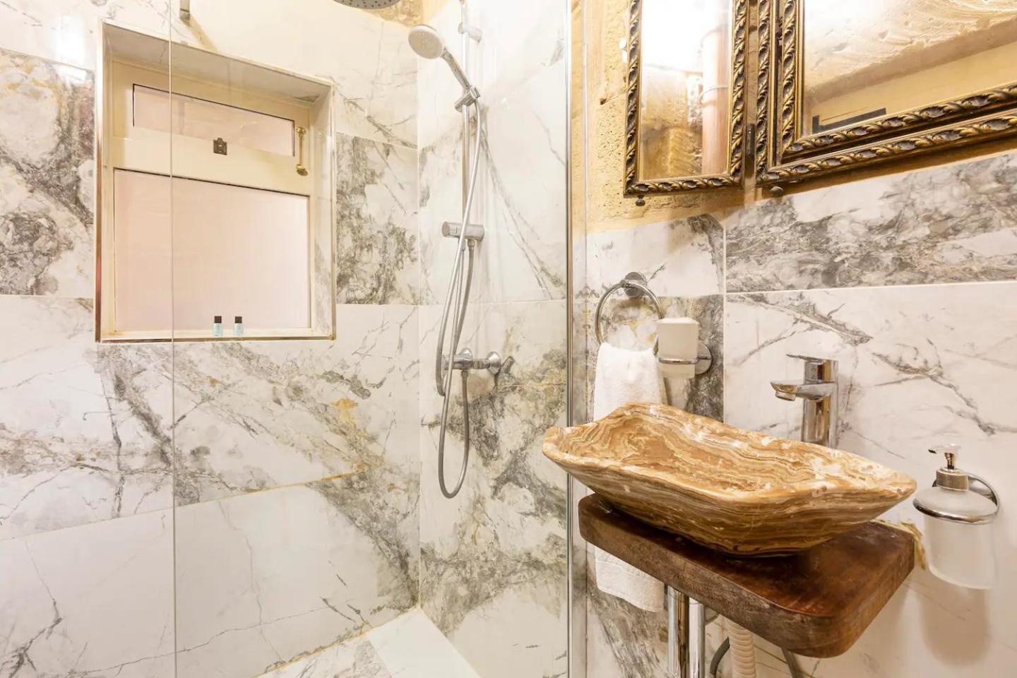 Historic Hideaways - 900 Year Old Converted Studios วิกตอเรีย ภายนอก รูปภาพ