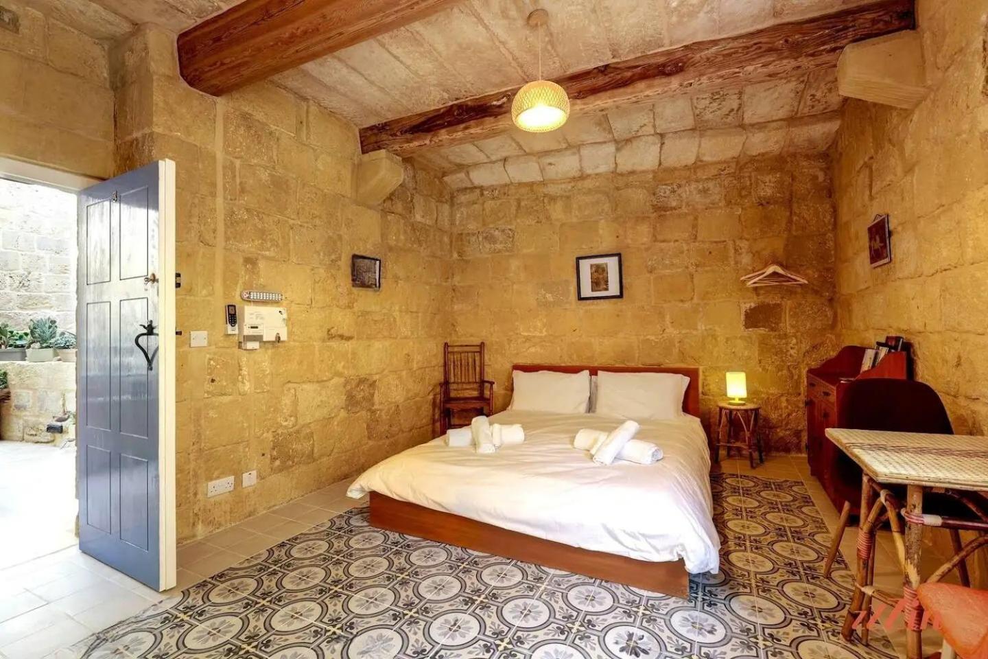 Historic Hideaways - 900 Year Old Converted Studios วิกตอเรีย ภายนอก รูปภาพ
