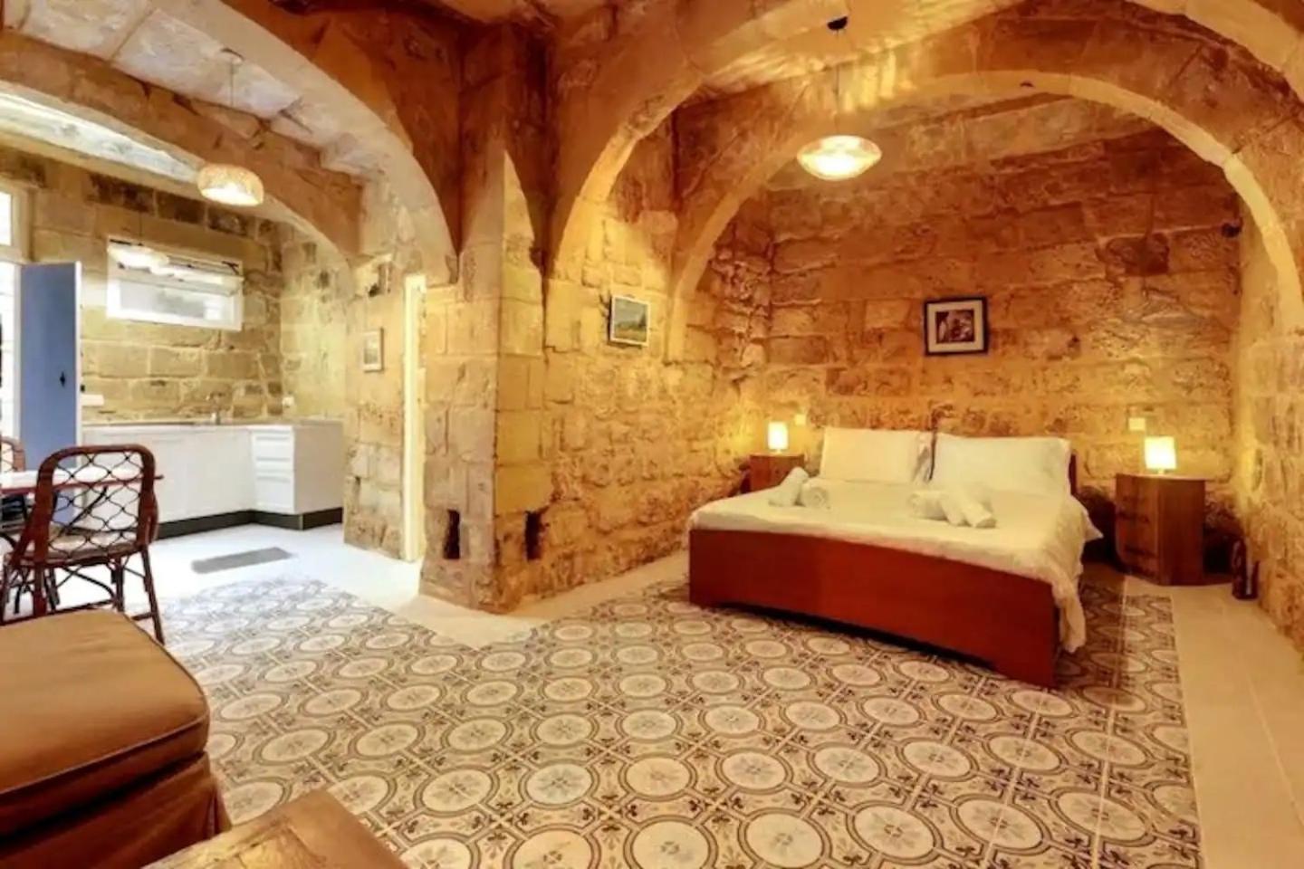 Historic Hideaways - 900 Year Old Converted Studios วิกตอเรีย ภายนอก รูปภาพ