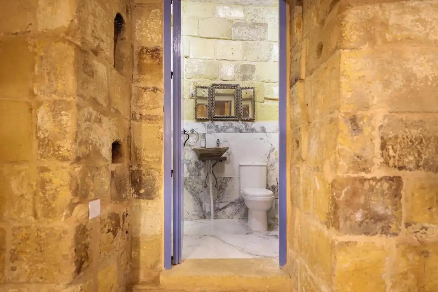 Historic Hideaways - 900 Year Old Converted Studios วิกตอเรีย ภายนอก รูปภาพ