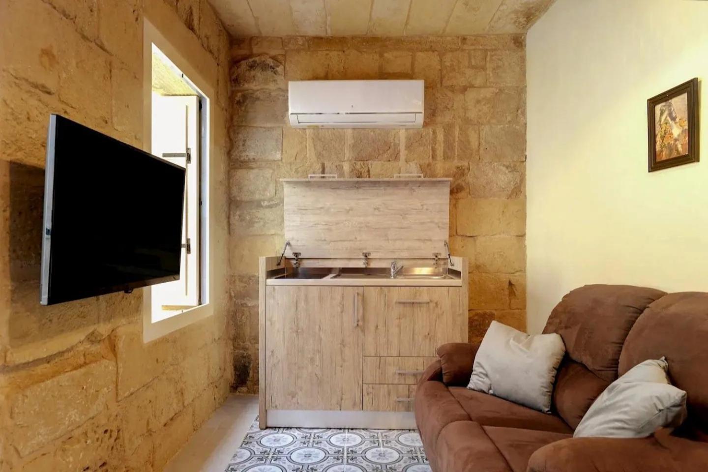 Historic Hideaways - 900 Year Old Converted Studios วิกตอเรีย ภายนอก รูปภาพ
