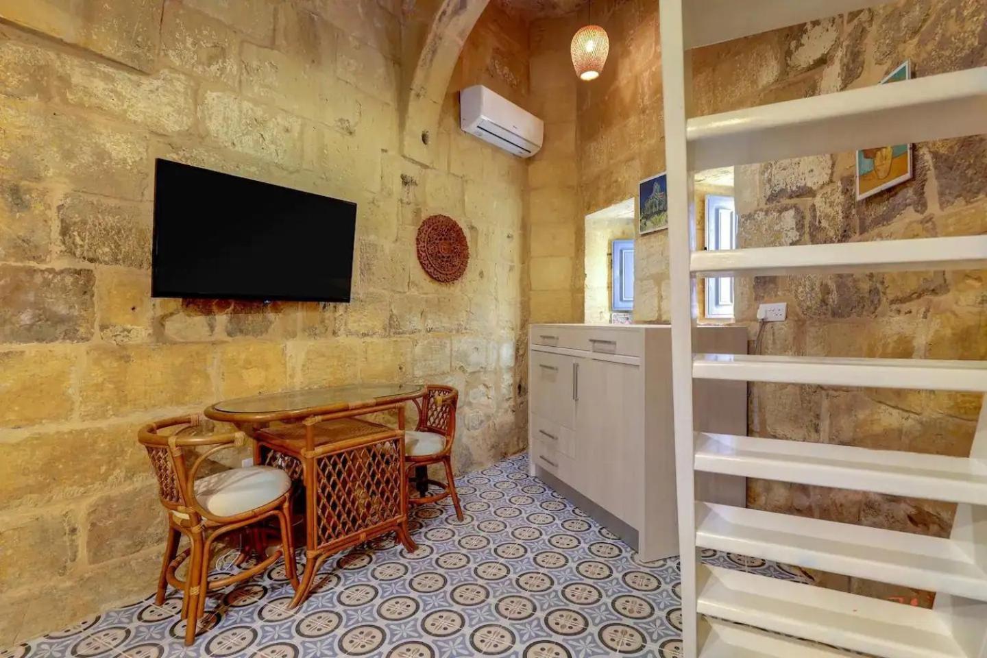 Historic Hideaways - 900 Year Old Converted Studios วิกตอเรีย ภายนอก รูปภาพ