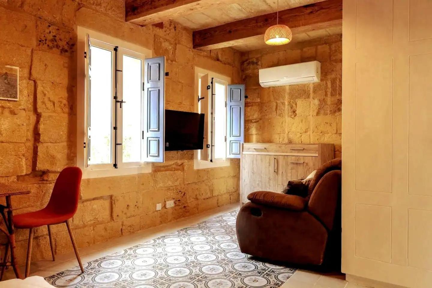 Historic Hideaways - 900 Year Old Converted Studios วิกตอเรีย ภายนอก รูปภาพ