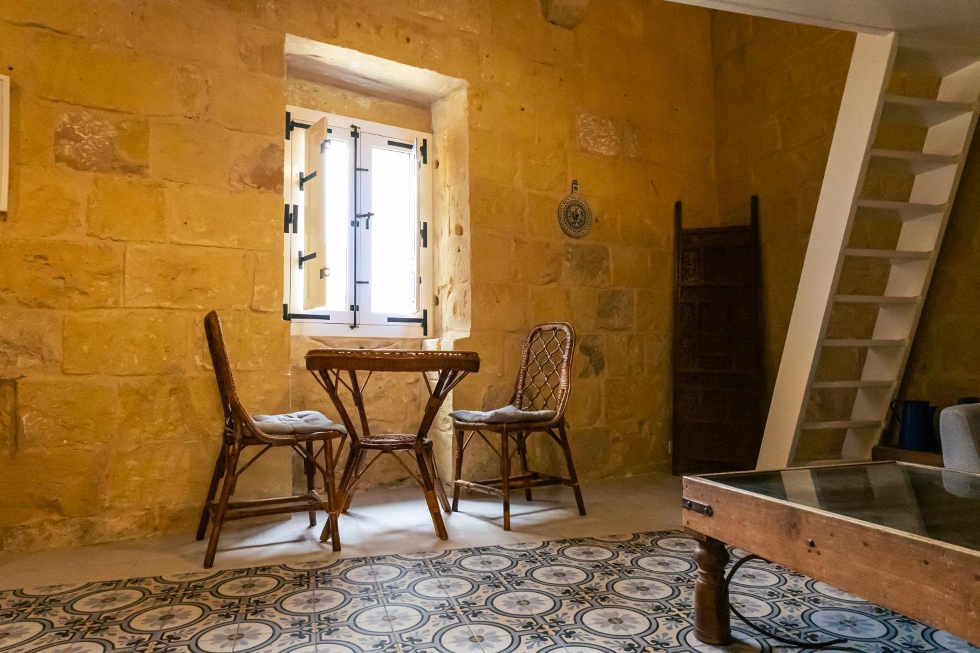 Historic Hideaways - 900 Year Old Converted Studios วิกตอเรีย ภายนอก รูปภาพ