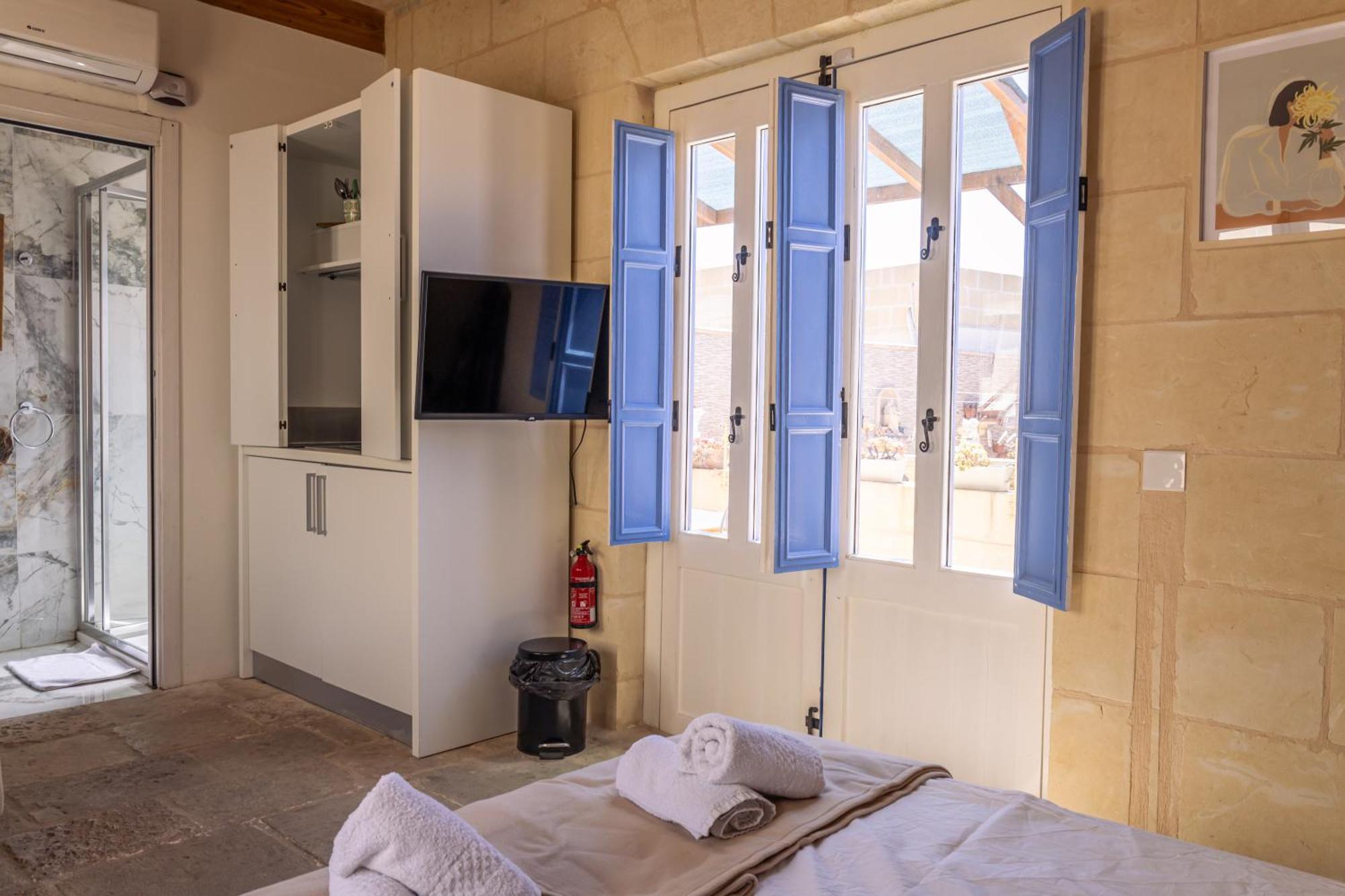Historic Hideaways - 900 Year Old Converted Studios วิกตอเรีย ภายนอก รูปภาพ