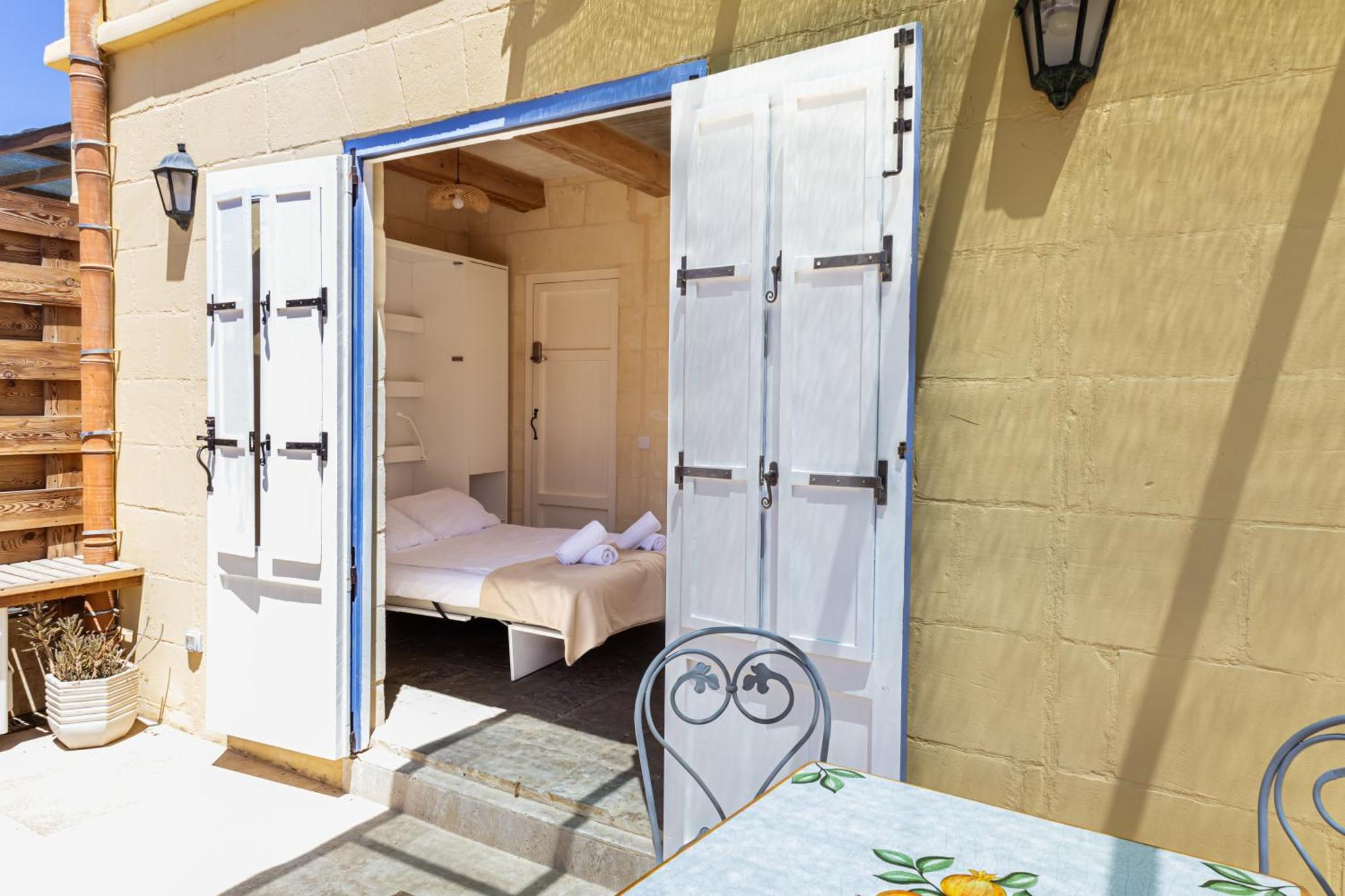 Historic Hideaways - 900 Year Old Converted Studios วิกตอเรีย ภายนอก รูปภาพ