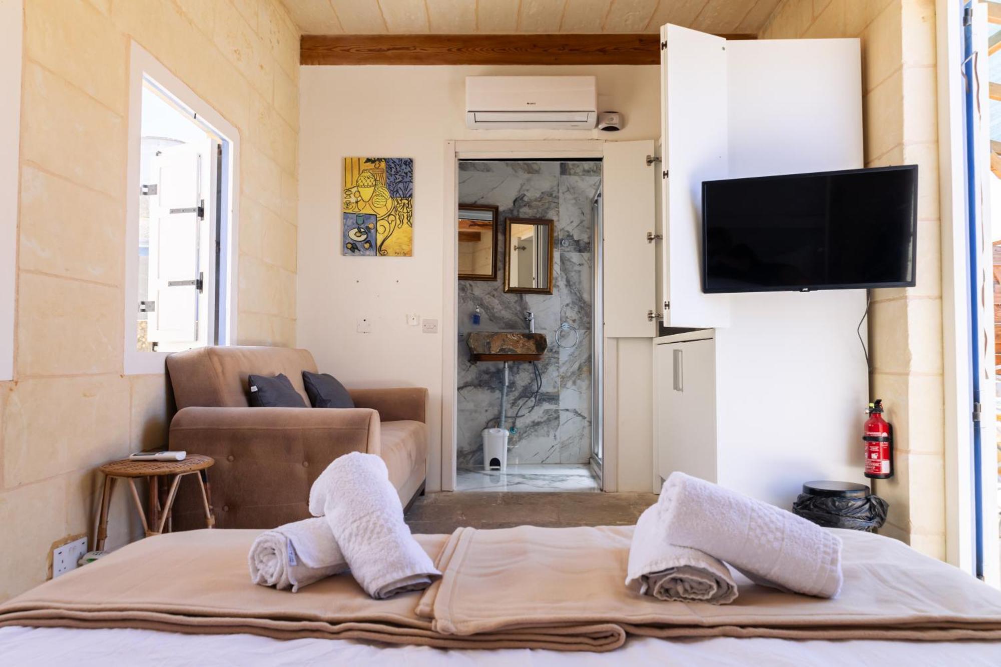 Historic Hideaways - 900 Year Old Converted Studios วิกตอเรีย ภายนอก รูปภาพ
