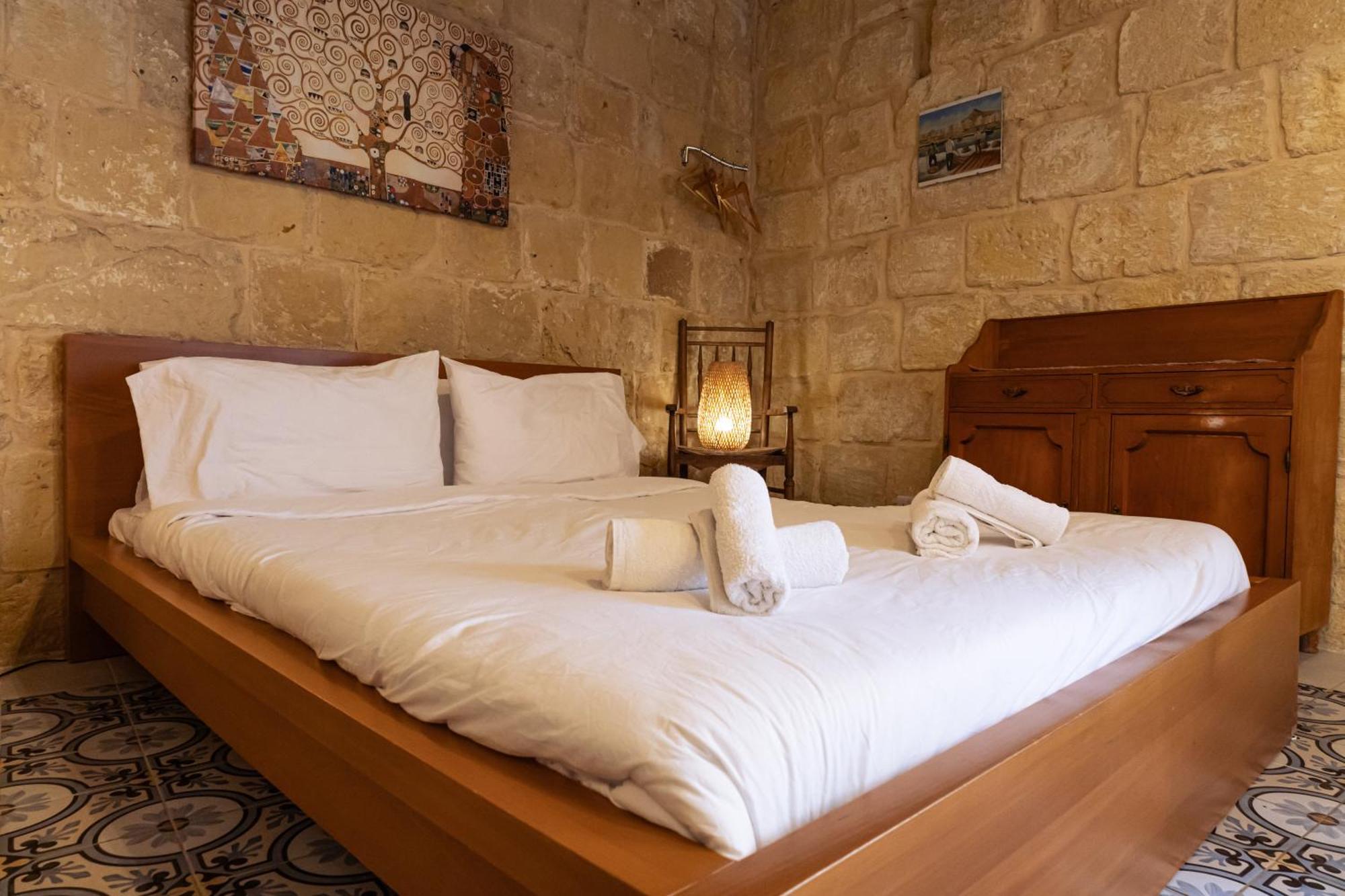 Historic Hideaways - 900 Year Old Converted Studios วิกตอเรีย ภายนอก รูปภาพ