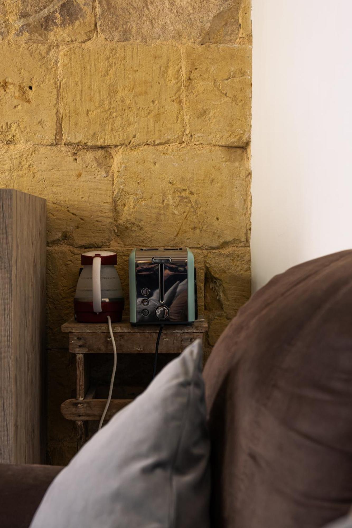 Historic Hideaways - 900 Year Old Converted Studios วิกตอเรีย ภายนอก รูปภาพ
