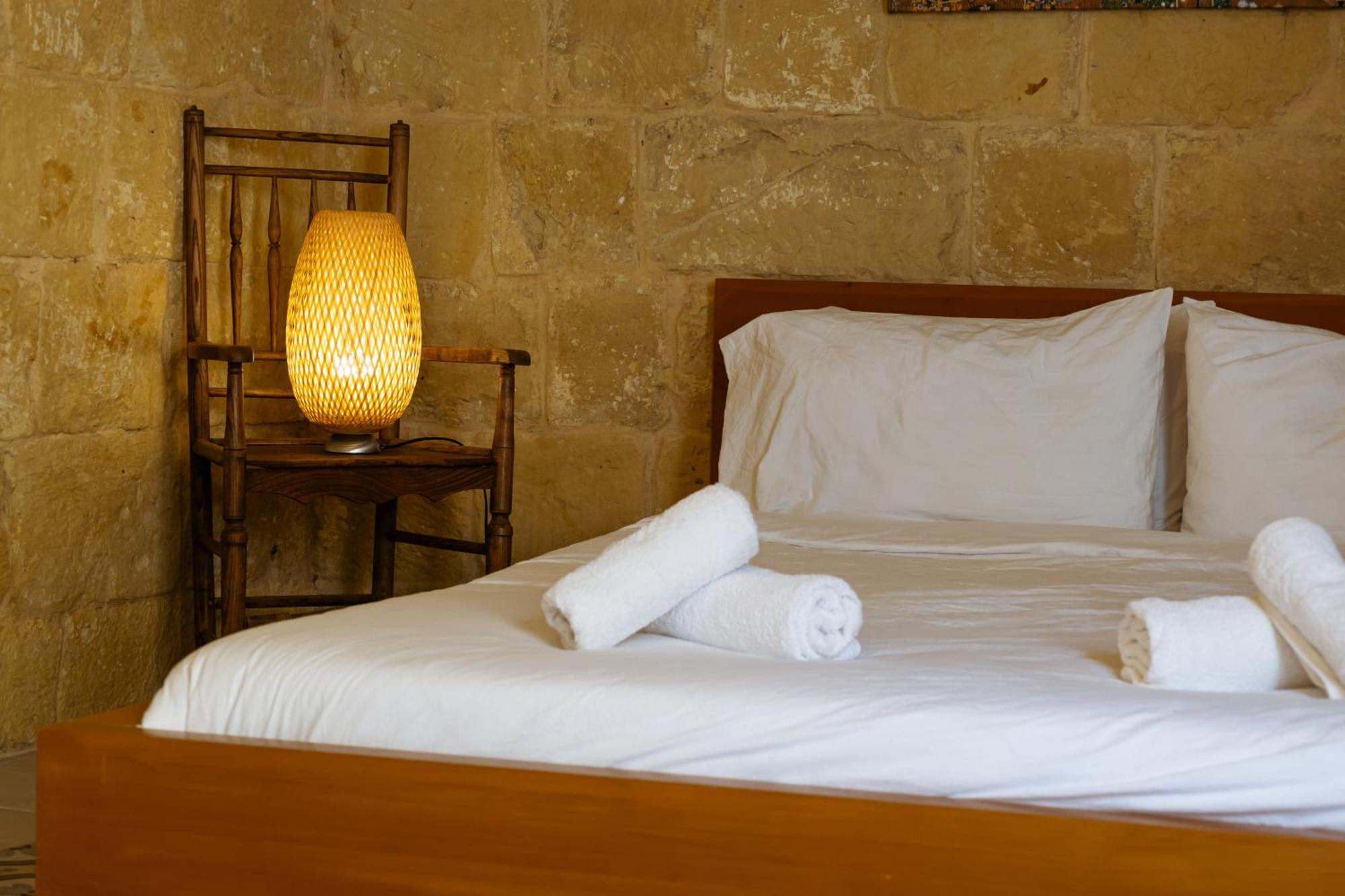 Historic Hideaways - 900 Year Old Converted Studios วิกตอเรีย ภายนอก รูปภาพ