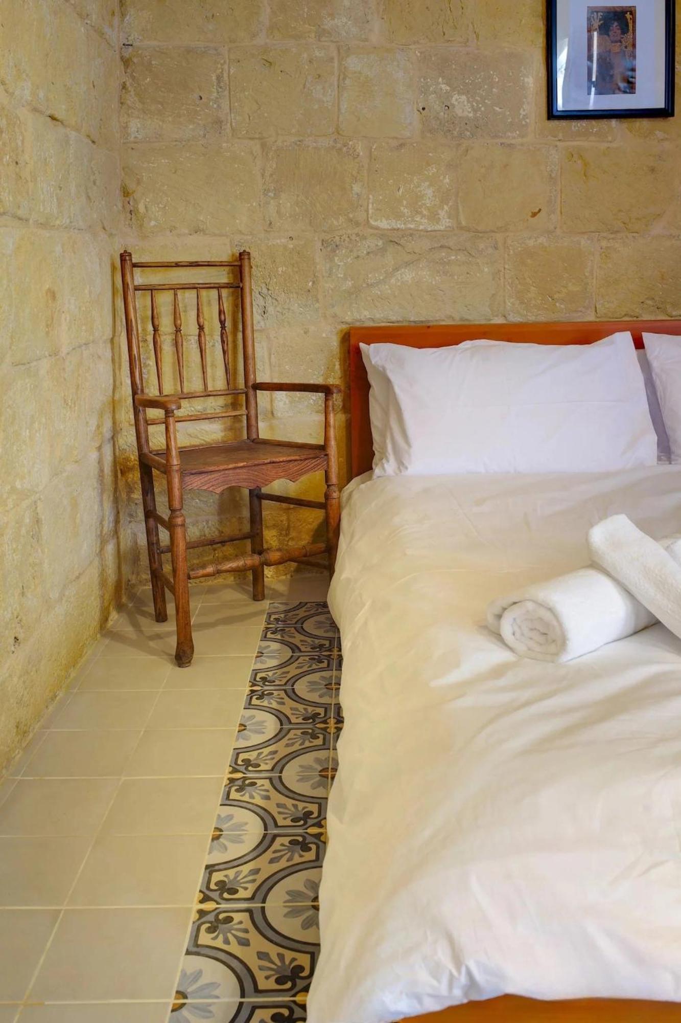 Historic Hideaways - 900 Year Old Converted Studios วิกตอเรีย ภายนอก รูปภาพ