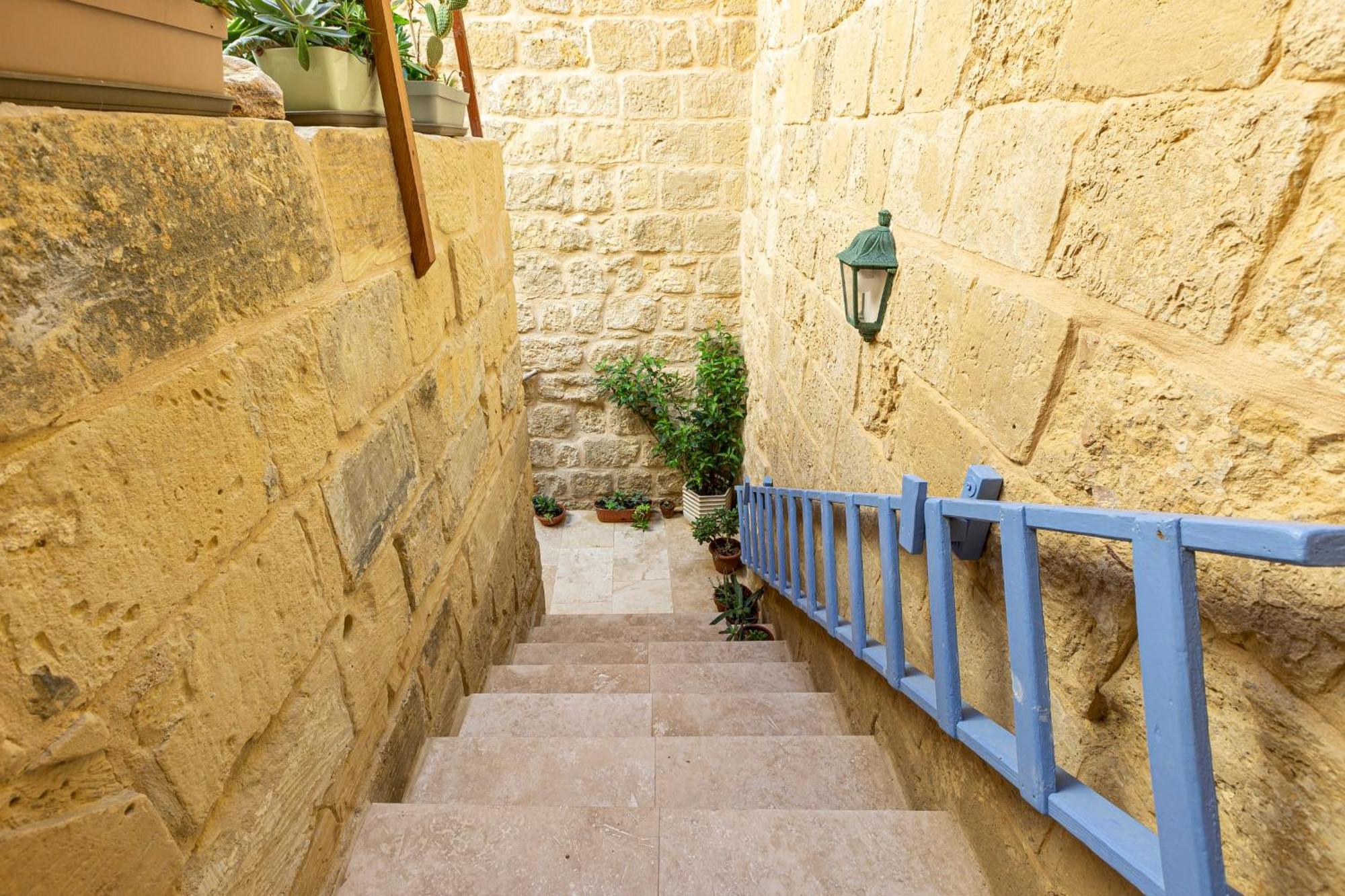 Historic Hideaways - 900 Year Old Converted Studios วิกตอเรีย ภายนอก รูปภาพ
