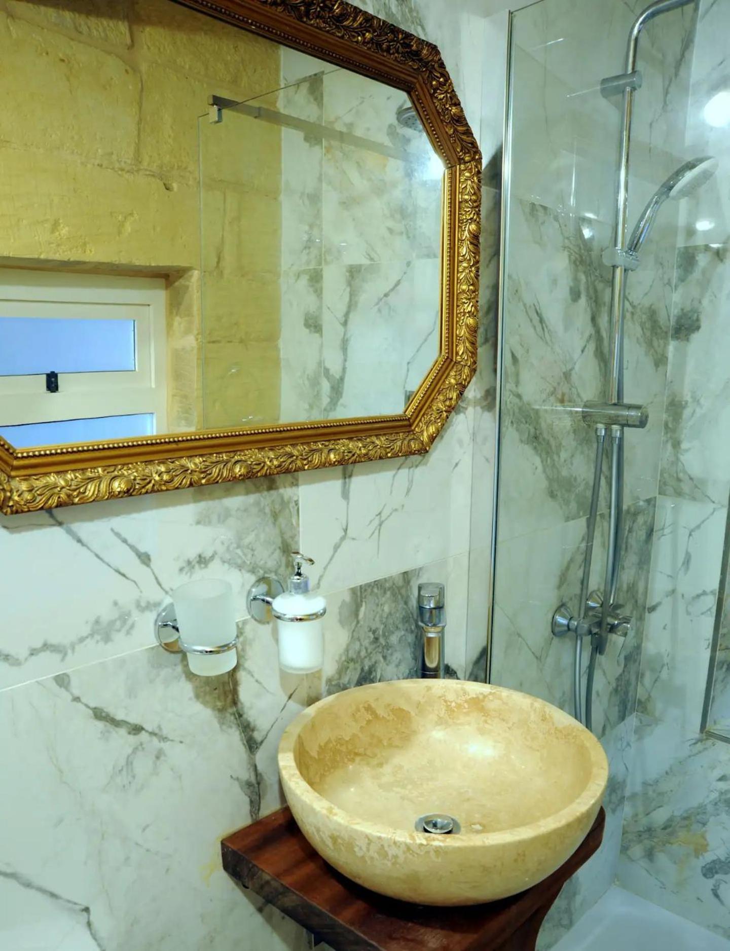 Historic Hideaways - 900 Year Old Converted Studios วิกตอเรีย ภายนอก รูปภาพ