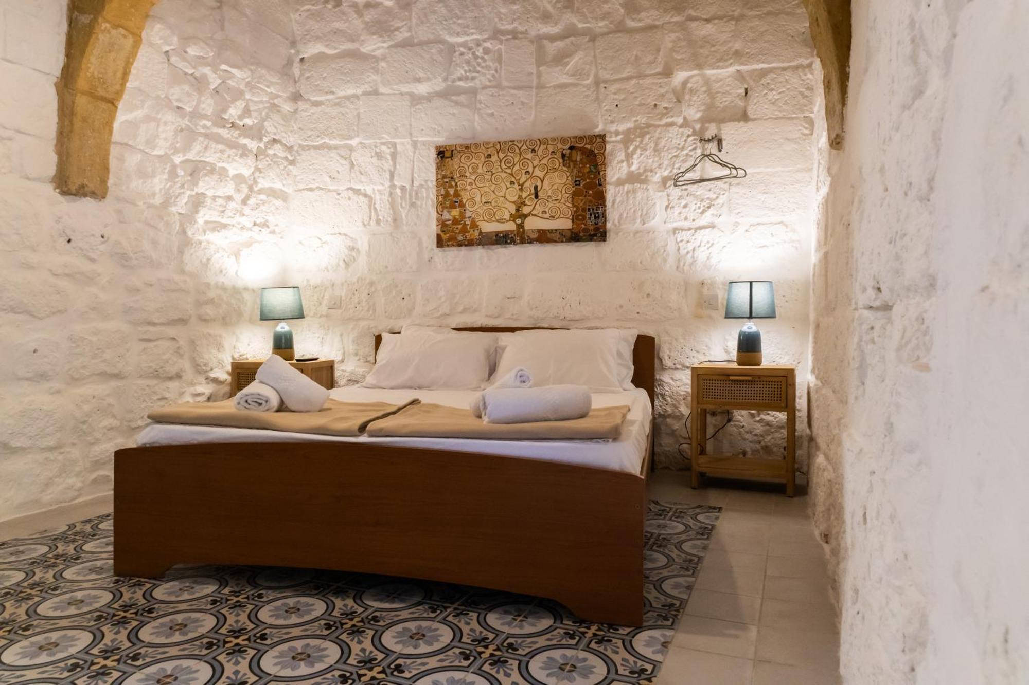 Historic Hideaways - 900 Year Old Converted Studios วิกตอเรีย ภายนอก รูปภาพ