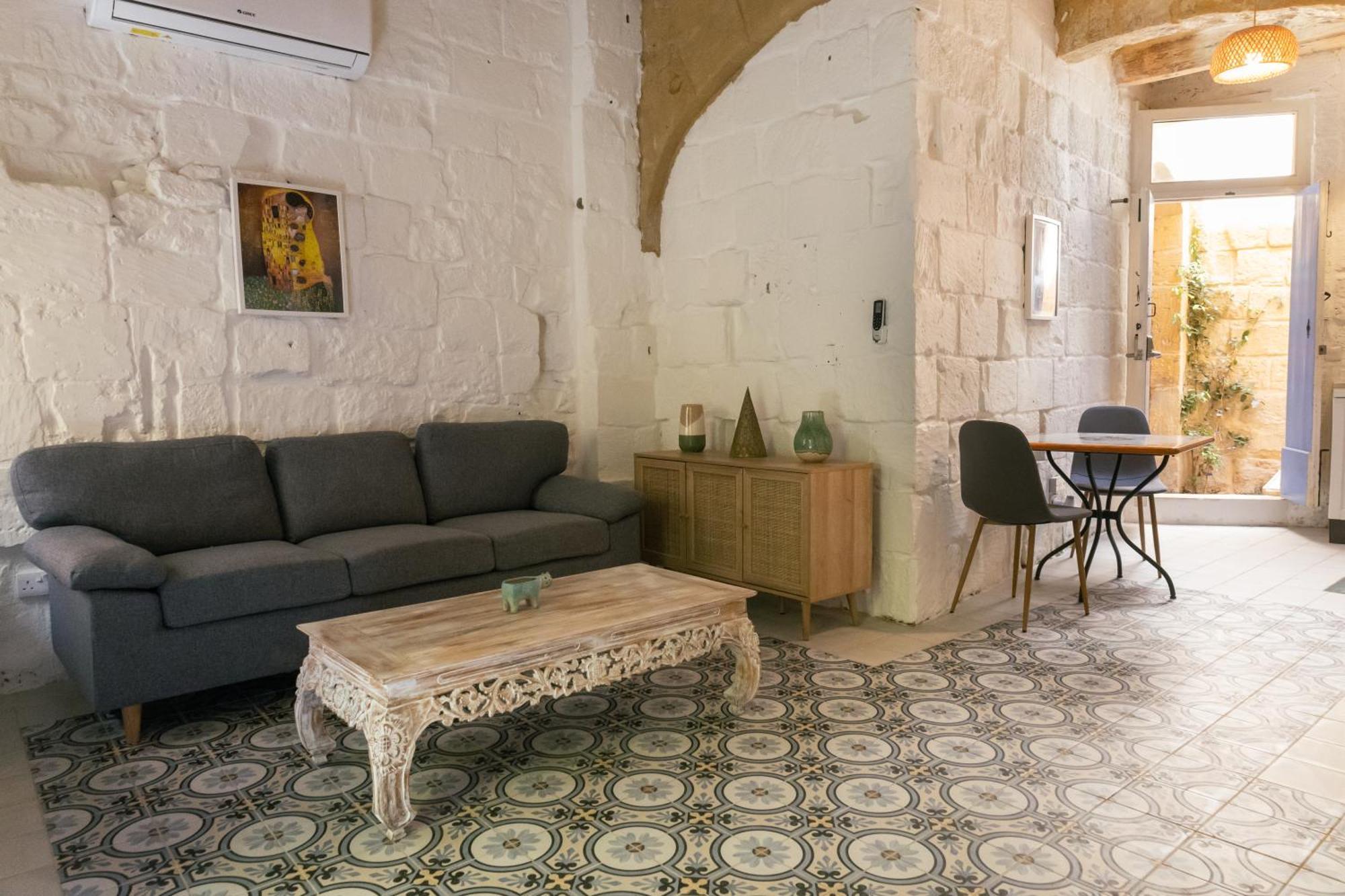 Historic Hideaways - 900 Year Old Converted Studios วิกตอเรีย ภายนอก รูปภาพ