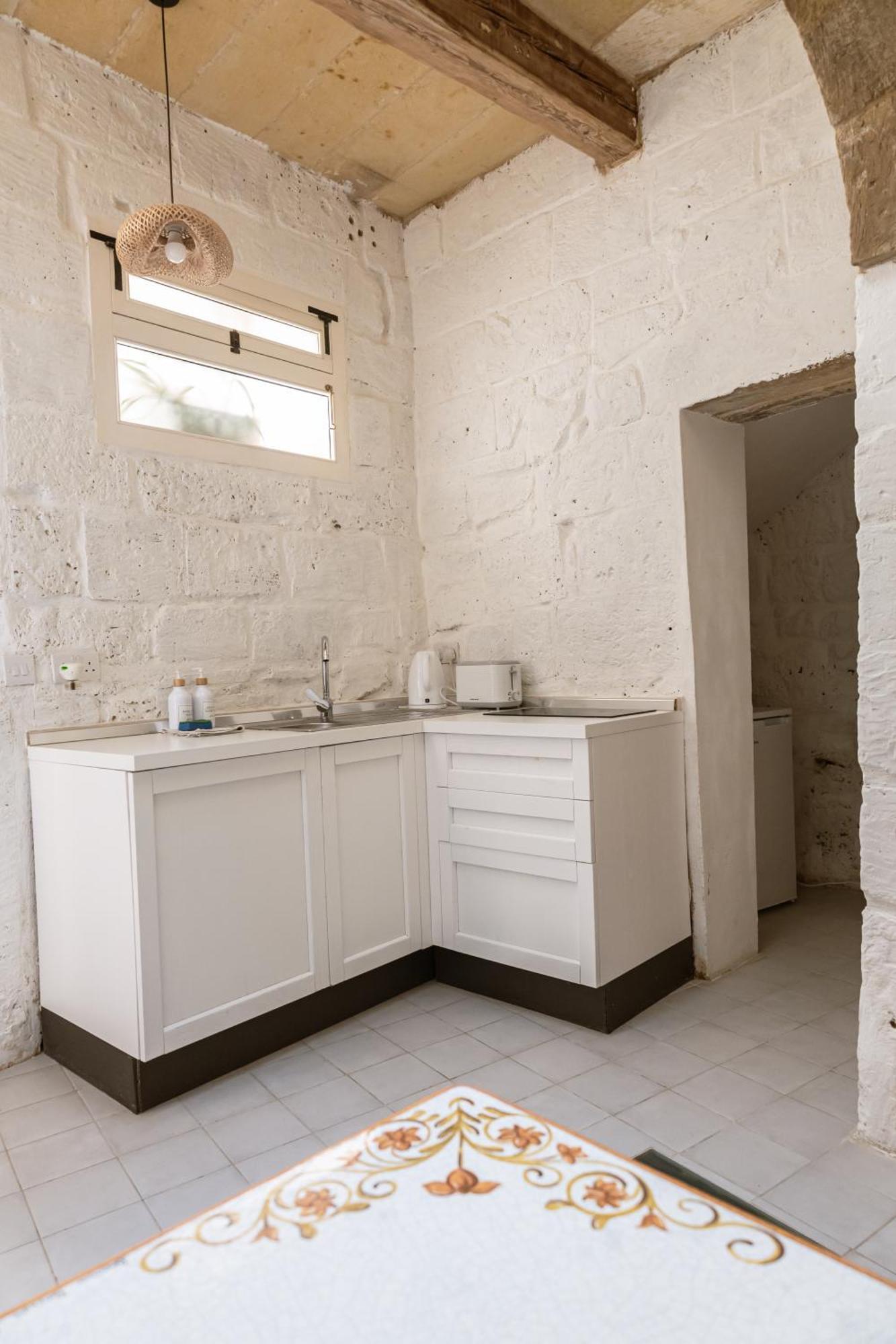 Historic Hideaways - 900 Year Old Converted Studios วิกตอเรีย ภายนอก รูปภาพ