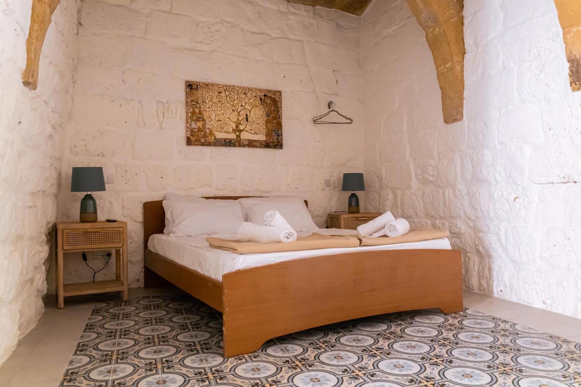 Historic Hideaways - 900 Year Old Converted Studios วิกตอเรีย ภายนอก รูปภาพ