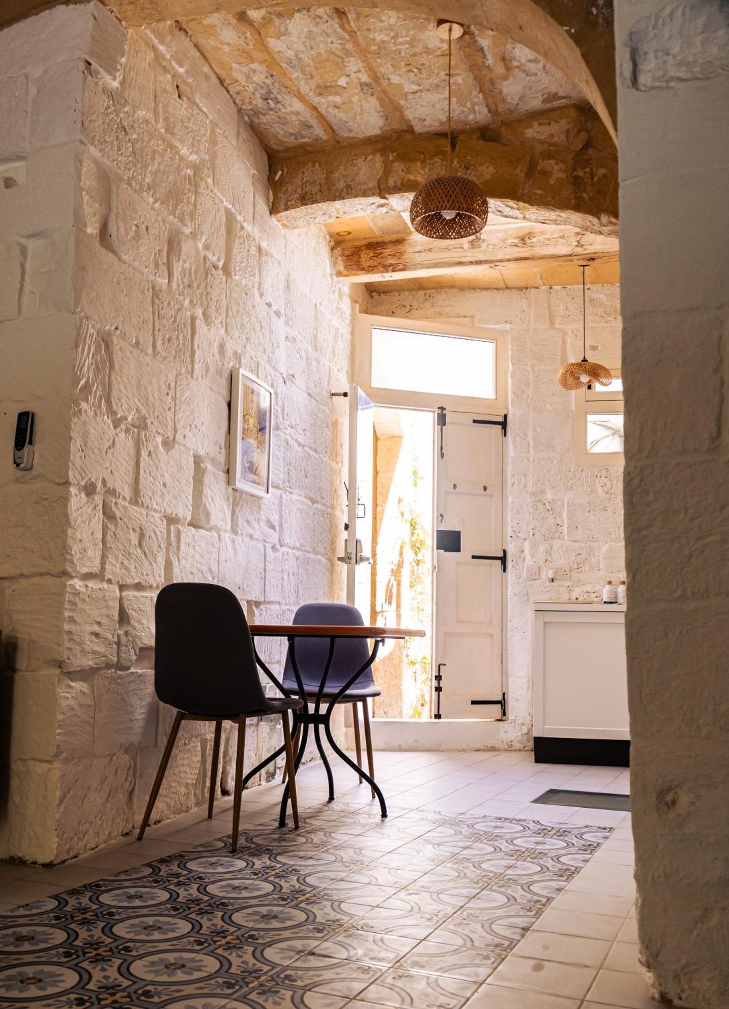 Historic Hideaways - 900 Year Old Converted Studios วิกตอเรีย ภายนอก รูปภาพ