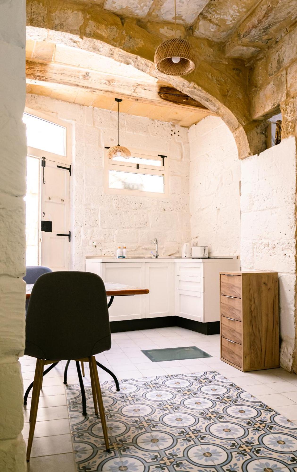 Historic Hideaways - 900 Year Old Converted Studios วิกตอเรีย ภายนอก รูปภาพ