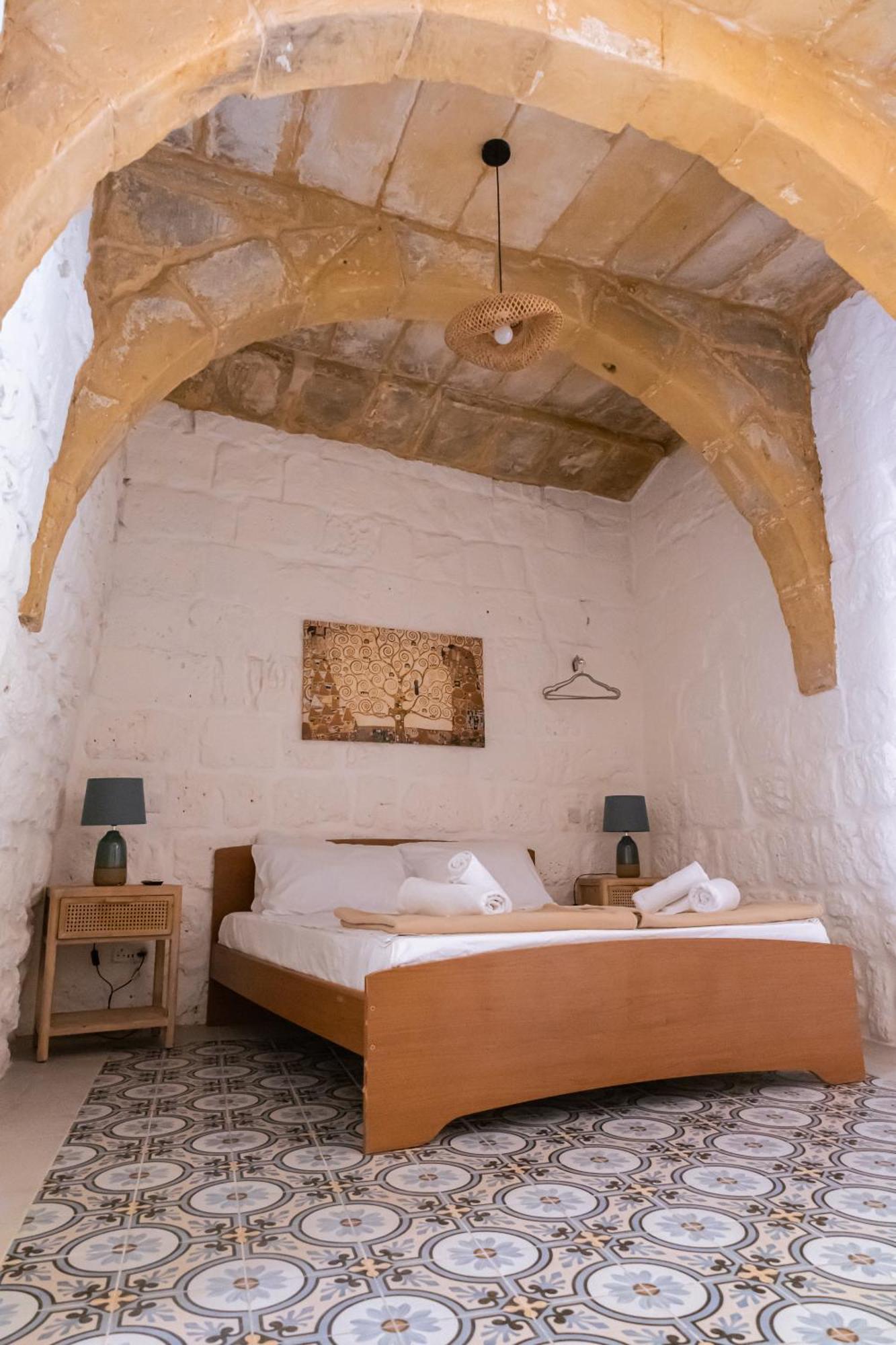 Historic Hideaways - 900 Year Old Converted Studios วิกตอเรีย ภายนอก รูปภาพ