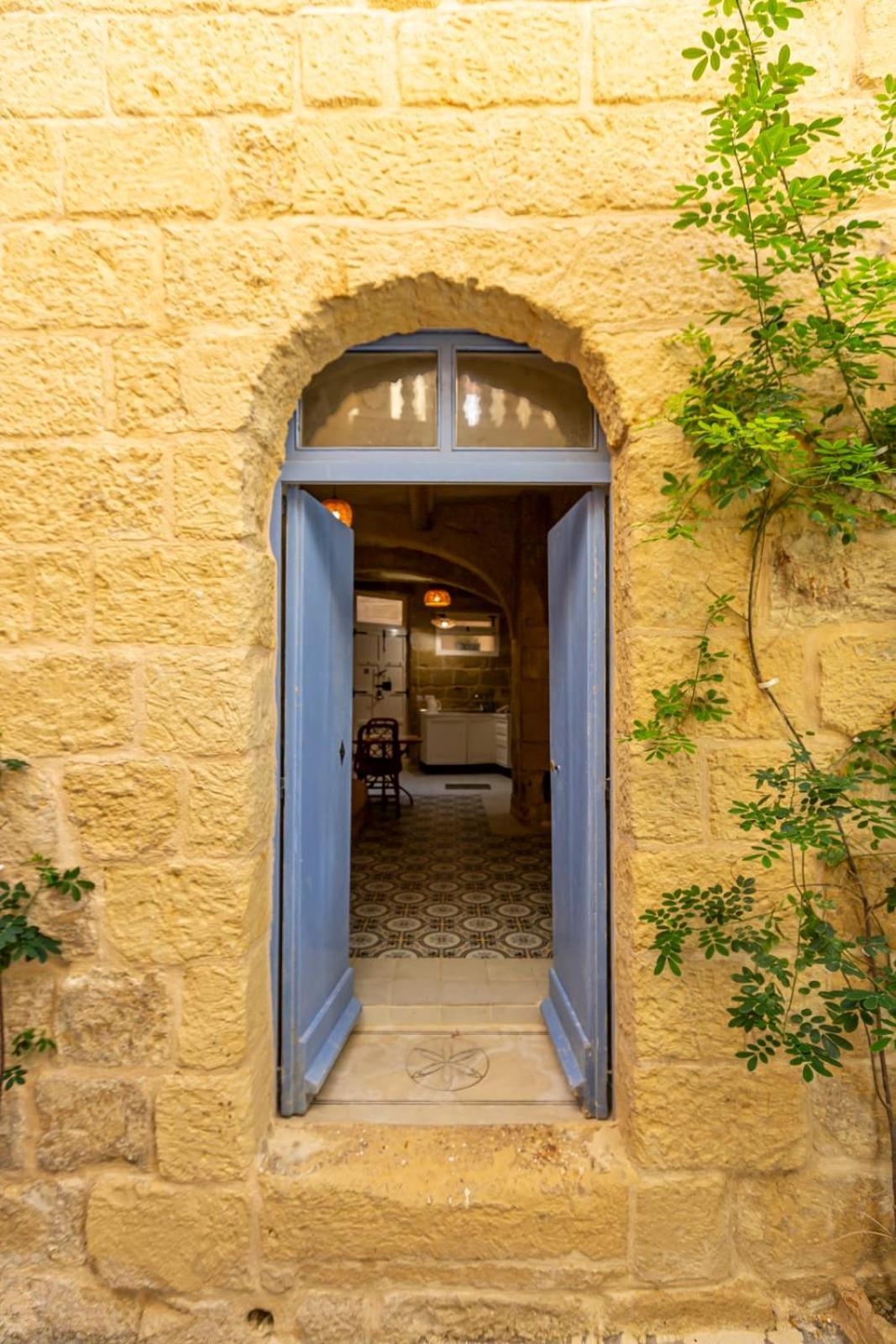 Historic Hideaways - 900 Year Old Converted Studios วิกตอเรีย ภายนอก รูปภาพ
