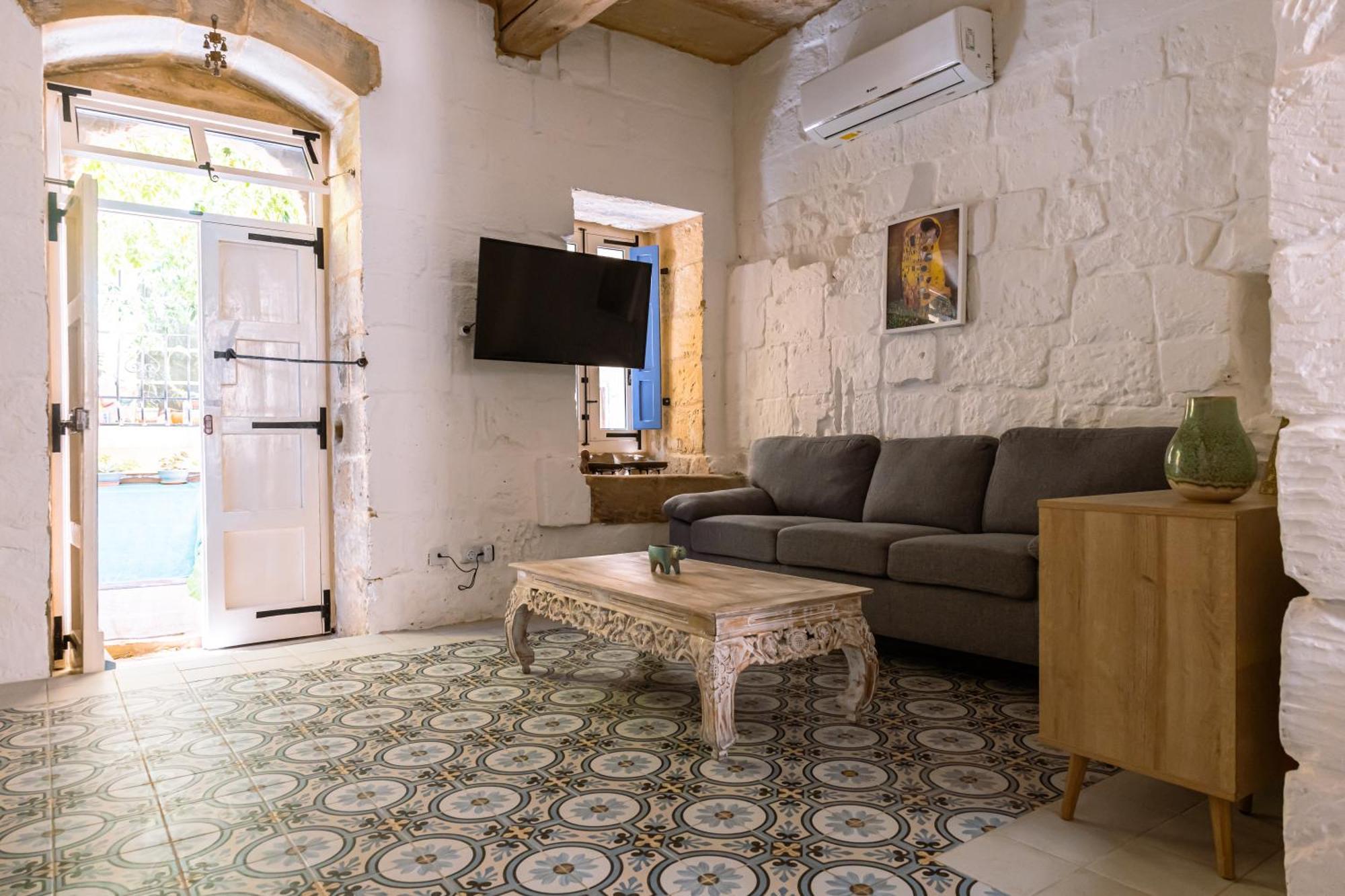 Historic Hideaways - 900 Year Old Converted Studios วิกตอเรีย ภายนอก รูปภาพ